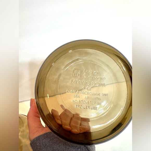 Anchor Hocking Amber 1 Quart 1056 and 1.5 Quart 1057 Glass Nesting Mixing Bowls - Picture 4 of 5